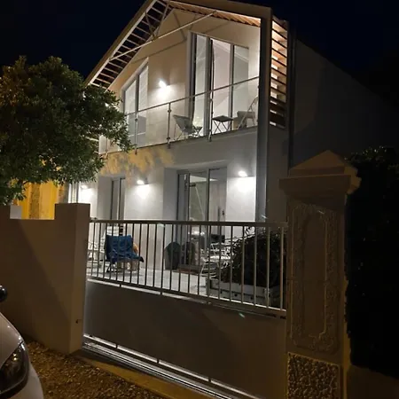 Villa Neuve En Front De Jean Michele Fouras