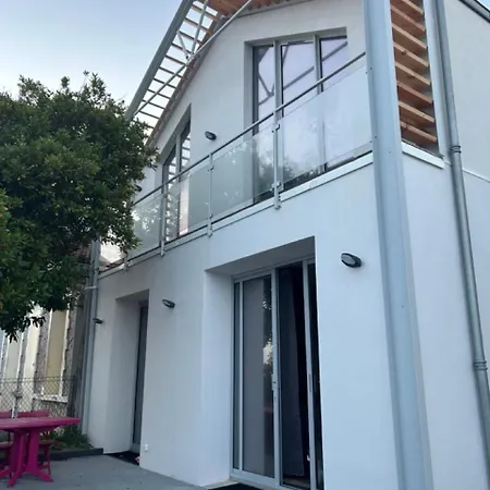 Villa Neuve En Front De Jean Michele